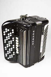 Mundharmonika, Fall, Instrument, alt, Volk, traditionell, Land musik, Technologie, altmodisch, Retro-Stil, Reise, Koffer, einzelnes Objekt, Urlaube, keine Leute, Studioaufnahme, weißer Hintergrund, drinnen, Akkordeon, ausgeschnitten, Nahansicht, Musik-, Fotografie-Themen, Stillleben, Kamera - Fotoausrüstung, Musikinstrument, Kommunikation, Nummer, Kunst, Kultur und Unterhaltung, Gepäck, Digitalkamera, elektrische Ausrüstung, 5K, CC0, gemeinfrei, lizenzfrei