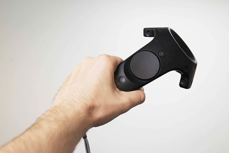 controlador htc vive, agafat, mà, persona, celebració, negre, controlador de jocs, controlador, vr, mà humana, part del cos humà, tir de l'estudi, a l'interior, fons blanc, una persona, primer pla, perspectiva personal, color negre, gris, tecnologia, part del cos, fons gris, homes, cultura i entreteniment artístic, dit, pistola, extremitat humana, agressió, accessori personal, 5K