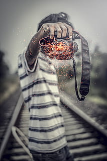 gri tonlamalı fotoğrafçılık, adam, tutma, kamera, ateş, görüntü, alev, Tehlike, sıcaklık, ışık, yangın, kamp ateşi, tehlikeli, söndürülmesi güç ateş, tutku, dizayn, yanan, parıltı, insanlar, teknoloji, sanayi, ulaşım modu, taşımacılık, seçici odak, kapatmak, araba, ıslak, kara taşıtı, düşürmek, Motorlu araç, güvenlik, insansız, açık havada, koruma, yağmur, ön plana odaklanmak, doğa, Emniyet, gün, maskelemek, yağmur damlası, 5K, CC0, kamu malı, telif ücretsiz