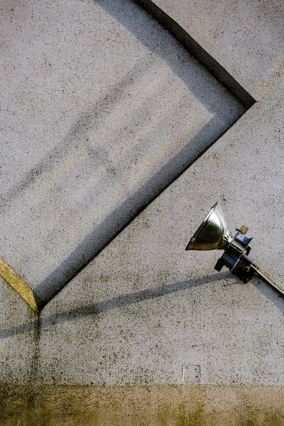 szary, nierdzewny, lampa stalowa, beton, bruk, stalowy karnisz, minimalizm, lampa elektryczna, żadnych ludzi, dzień, na dworze, broń, zbliżenie, metal, cień, wysoki kąt widzenia, funkcja budowy ścian, światło słoneczne, Natura, rura - rura, architektura, zbudowana struktura, wzór, połączenie, wodociąg, rura, woda, ulica, 5K