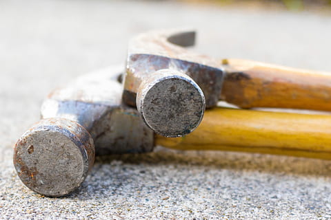 strumento, martello, hardware, metallo, avvicinamento, concentrarsi sulle conoscenze acquisite, nessuno, vecchio, arrugginito, giorno, messa a fuoco selettiva, bullone, tubo - tubo, all'aperto, attrezzatura, strumento di lavoro, natura, industria di costruzioni, dado - chiusura, intemperie, strumento a mano, vite, obsoleto, valvola della macchina, 5K, CC0, dominio pubblico, privo di copyright