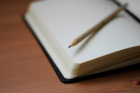 kalem, açıldı, kitap, kahverengi, beyaz, kâğıt, yazmak, not defteri, büro, ahşap, tablo, insansız, içeriye, yüksek açılı görünüş, kapatmak, gün, açık, ahşap malzeme, Eğitim, yayın, kopya alanı, ofis, stüdyo çekimi, seçici odak, dolma kalem, iki nesne, iş, öğrenme, boş, 5K