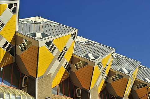 hoch oder runter, ohne Titel, Gebäude, Muster, Gelb, Blau, grau, die Architektur, gebaute Struktur, Gebäudehülle, Himmel, klarer Himmel, modern, keine Leute, Stadt, Natur, Tag, draußen, Bürogebäude außen, Flachwinkelansicht, Wohngegend, Sonnenlicht, Geschäft, Wolkenkratzer, Luxus, 4K, CC0, gemeinfrei, lizenzfrei