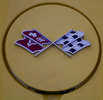 emblemer, corvette, oldtimer, auto, historisk, kjøretøy, gul, klassiker, c3, gammel, innendørs, ingen folk, nærbilde, form, geometrisk form, blå, følelse, stilleben, sirkel, veggbyggingsfunksjon, papir, positiv følelse, kjærlighet, design, kunst og Håndverk, hjerteform, kommunikasjon, fritidsspill, kunstkultur og underholdning, 2K, CC0, offentlig domene, opphavsrett gratis