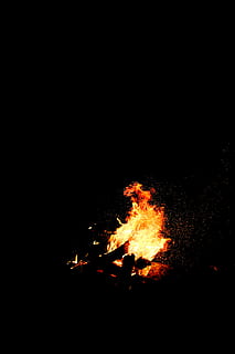 foguera, nit, foguera groga, flama, foc, cremant, registre, espurna, fosc, foc - fenomen natural, calor - temperatura, còpia espai, brillant, moviment, naturalesa, cap gent, color taronja, exposició llarga, il·luminat, a l'aire lliure, campament, llenya, 5K, CC0, domini públic, lliure de regalies