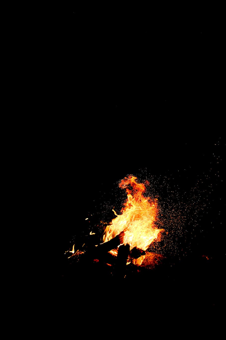 foguera, nit, foguera groga, flama, foc, cremant, registre, espurna, fosc, foc - fenomen natural, calor - temperatura, còpia espai, brillant, moviment, naturalesa, cap gent, color taronja, exposició llarga, il·luminat, a l'aire lliure, campament, llenya, 5K