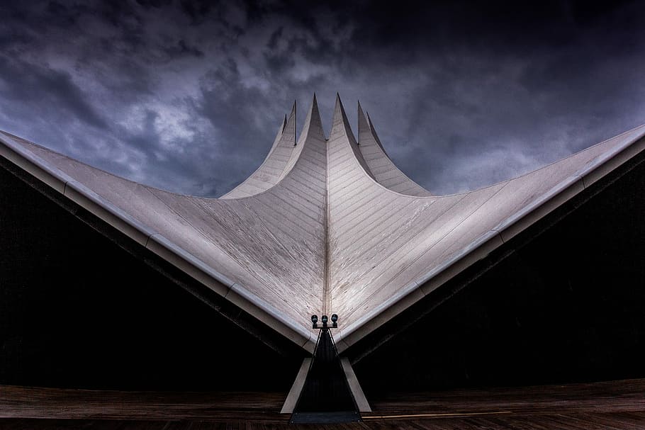 Porträt, Weiß, Struktur, dunkel, Himmel, Tageszeit, dunkler Himmel, Tag, Zeit, Nacht-, die Architektur, Brücke - künstliche Struktur, draußen, keine Leute, Stadt, wolke - himmel, gebaute Struktur, Natur, eine Person, Verbindung, Brücke, Transport, Richtung, Holz - Material, Holz, in voller Länge, 5K