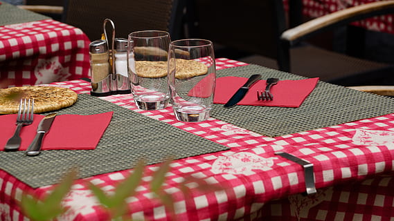 to, drikkeglas, bord, restaurant, sæt, salt, peber, bestik, gaffel, kniv, Hotel, bistro, frokost, uden for, serviet, glas, ydre, fortov, dug, mad og drikke, husholdningsudstyr, drikke, vinglas, kontrolleret mønster, ingen mennesker, friskhed, mad, stilleben, forfriskning, indendørs, forretning, rød, alkohol, indstilling, bordkniv, 5K, CC0, offentligt domæne, royaltyfrie