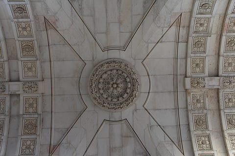 arquitectura, patró, edifici, vell, viatjar, cúpula, sostre, art, estructura construïda, història, exterior de l'edifici, el passat, vista d’angle baix, disseny, cap gent, destinacions de viatge, artesania, art i artesania, religió, forma geomètrica, creença, dia, ciutat, directament a sota, ornamentat, arquitectura i art, motiu floral, columna arquitectònica, 5K, CC0, domini públic, lliure de regalies