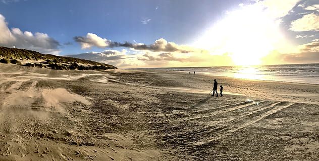 Foto, mennesker, gå, Brun, sand, strand, dreng, skyer, græs, landskab, lang eksponering, natur, ocean, udendørs, afspejling, klitter, naturskøn, hav, marinemaleri, kysten, himmel, sol, solnedgang, vand, bølger, sky - himmel, jord, skønhed i naturen, scenics - natur, fuld længde, sollys, ro, en person, fritidsaktivitet, rolig scene, miljø, horisont over vand, 5K, CC0, offentligt domæne, royaltyfrie