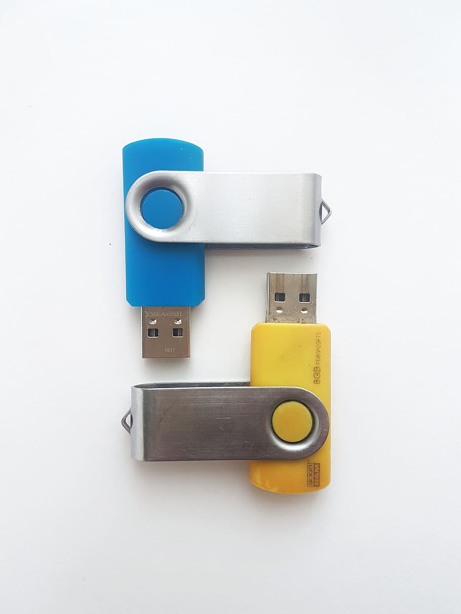 fons, còpia de seguretat, negre, botó, mapa, primer pla, ordinador, connexió, control, dades, dispositiu, digital, disc, unitat de tracció, electrònica, equipament, flaix, or, daurat, metall, modern, objecte, taronja, bolígraf, plàstic, butxaca, portàtil, vermell, desmuntable, guardar, seguretat, tir de l'estudi, a l'interior, fons blanc, blau, cap gent, tallar, grup d'objectes, natura morta, groc, tecnologia, Color blanc, variació, sol objecte, protecció, senzillesa, joguina, cinta adhesiva, 4K