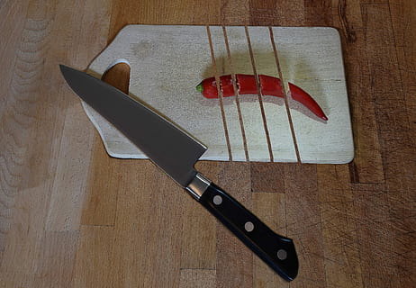 skarp, træ, kniv, køkken, laver mad, skære, køkkenkniv, klinge, knivblad, chili, afsnit, træ - materiale, bord, stilleben, høj vinkel visning, ingen mennesker, indendørs, husholdningsudstyr, rød, arbejdsværktøj, Kunst og håndværk, bordkniv, tæt på, køkkenredskaber, kniv - våben, våben, direkte over, håndværk, 5K, CC0, offentligt domæne, royaltyfrie