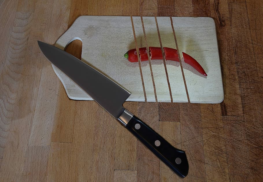 skarp, træ, kniv, køkken, laver mad, skære, køkkenkniv, klinge, knivblad, chili, afsnit, træ - materiale, bord, stilleben, høj vinkel visning, ingen mennesker, indendørs, husholdningsudstyr, rød, arbejdsværktøj, Kunst og håndværk, bordkniv, tæt på, køkkenredskaber, kniv - våben, våben, direkte over, håndværk, 5K