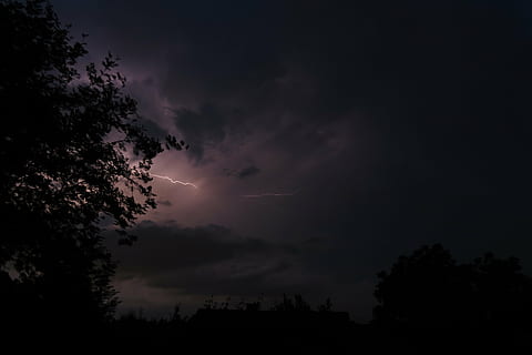 flash, vooruit, onweersbui, wolken, weer, nacht onweer, hemel, boom, wolk - lucht, storm, schoonheid in de natuur, fabriek, silhouet, nacht, bliksem, natuur, kracht in de natuur, geen mensen, scenics - natuur, stormwolk, macht, lage hoekweergave, buitenshuis, bewolking, donker, onheilspellend, 4K, CC0, publiek domein, royaltyvrij