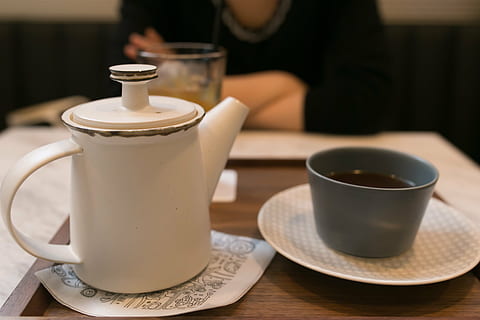 kop, gryde, sort, drikke, mad og drikke, krus, forfriskning, varm drikke, underkop, bord, te, porcelæn, te - varm drikke, kaffe, indendørs, te kop, kaffekop, en person, kaffe - drikke, tepotte, fokus på forgrunden, voksen, bakke, eftermiddagste, kaffekande, 4K, CC0, offentligt domæne, royaltyfrie