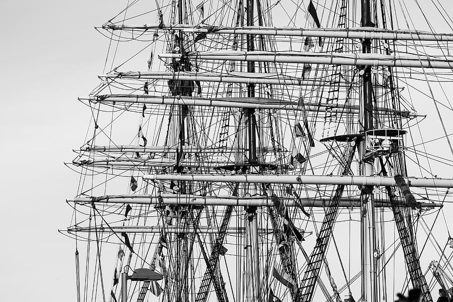 blanc, negre, fons de pantalla de vaixells, aparells, veler, pals, veles, sudaris, tallship, tres mestres, cordes, de peu, alt, vintage, vell, retro, blanc i negre, vaixell nàutic, màstil, cap gent, cel, naturalesa, vaixell, dia, manera de transport, pol, cel clar, aigua, a l'aire lliure, transport, vista d’angle baix, arquitectura, vela, mar, tecnologia, complexitat, Font d'alimentació, iot, 5K