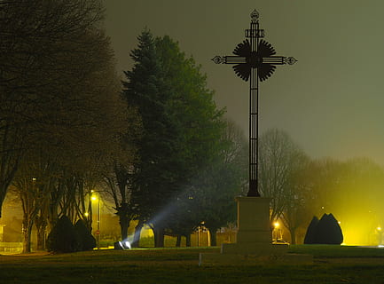 traversa, noapte, umbră, iluminat, calvar, copac, plantă, cer, natură, nici o persoana, echipamente de iluminat, lumina stradală, arhitectură, religie, destinații de călătorie, spiritualitate, amurg, credință, construită, în aer liber, parc, creştere, lăcaș de cult, 4K, CC0, domeniu public, fără drepturi de autor