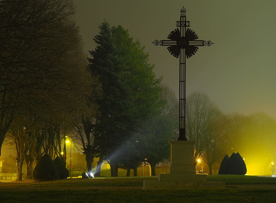 creu, nit, ombra, il·luminació, calvari, arbre, planta, il·luminat, cel, naturalesa, cap gent, equips d’il·luminació, llum del carrer, arquitectura, religió, destinacions de viatge, espiritualitat, vespre, creença, estructura construïda, a l'aire lliure, parc, creixement, lloc de culte, 4K