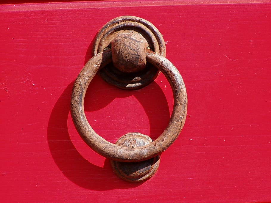 gestionar, nanses, porta, objecte, tirador, guineu, vermell, franja, metall, primer pla, cap gent, seguretat, aldaba, dia, anell, cercle, entrada, rovellat, protecció, forma, forma geomètrica, material de fusta, a l'aire lliure, funció de construcció de parets, natura morta, 1080P