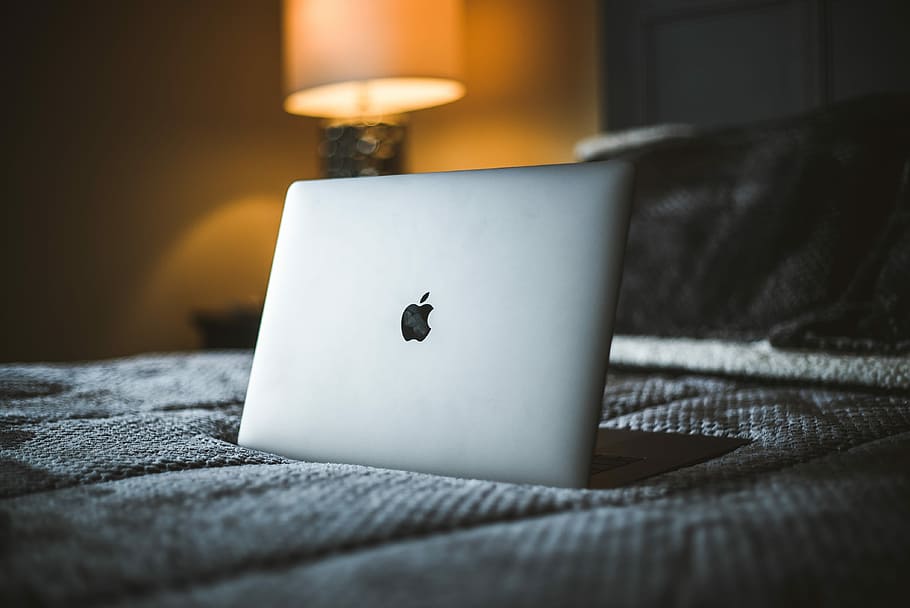 MacBook Pro, MacBook Air, llit, mac, poma, portàtil, MacBook, a l'interior, enfocament selectiu, cap gent, mobles, tèxtil, primer pla, taula, habitació domèstica, cultura i entreteniment artístic, relaxació, sofà, absència, equips d’il·luminació, comunicació, il·luminat, tecnologia sense fils, coixí, natura morta, interior de casa, llum elèctrica, luxe, acollidor, 4K