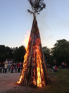 foc, solstici, cremar, flama, sol, ple estiu, evolutiu, arbre, arbre de Nadal, celebració, gran grup de persones, Nadal, esdeveniment, multitud, grup de persones, cel, naturalesa, persones reals, planta, cremant, persones incidentals, creença, terra, religió, foguera, a l'aire lliure, 2K, CC0, domini públic, lliure de regalies