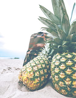zwei, Ananas, grau, Sand, tagsüber, Obst, Rucksack, Strand, Lebensmittel, Frische, Sommer-, reif, tropisches Klima, Natur, Essen und Trinken, gesundes Essen, Erfrischung, Gelb, Meer, Tropische Frucht, Nahansicht, Himmel, keine Leute, Land, Wasser, Fokus auf den Vordergrund, Tag, Wohlbefinden, draußen, 5K, CC0, gemeinfrei, lizenzfrei