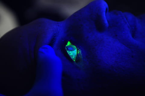 la personne, vert, œil, lumière laser, examen, laser, lumière, ophtalmologie, éclairage, fermer, bleu, effrayant, œil humain, partie du corps humain, une personne, regarder la caméra, partie du corps, foncé, visage humain, personnes, portrait, jeune adulte, perception sensorielle, vue, adulte, Activité de loisir, à l'intérieur, cil, nuit, agression, globe oculaire, iris - oeil, 2K, CC0, domaine public, libre de droits