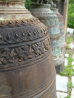 bjeller, Lukk, bronse, fokusere på forgrunnen, dag, arkitektur, bygget struktur, Religion, ingen folk, tro, kunst og Håndverk, sted for tilbedelse, håndverket, åndelighet, nærbilde, carving håndverk produkt, utendørs, representasjon, historie, fortiden, kreativitet, gammel, utsmykkede, utskjæring, arkitektonisk kolonne, 2K, CC0, offentlig domene, opphavsrett gratis