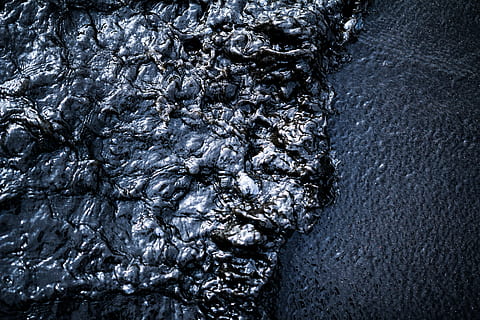 geschmolzenes schwarzes Leder, Textur, Wasser, Oberfläche, Schlamm, schwarz, texturiert, Blase, Welle, Flüssigkeit, Sand, Schwarzer Sand, keine Leute, Hintergründe, Vollbild, Natur, Tag, High Angle View, Lava, Geologie, Rau, Schönheit in der Natur, draußen, Nahansicht, solide, Rock, Land, Meer, Rock - Objekt, Kraft in der Natur, 5K, CC0, gemeinfrei, lizenzfrei