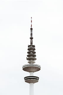 torre di cemento bianco, fotografia, bianca, alto, edificio, antenna, amburgo, Torre, struttura, torre delle comunicazioni, architettura, torre della televisione - Berlino, posto famoso, Asia, cielo, nessuno, sfondo bianco, siringa, giorno, avvicinamento, all'aperto, alto - alto, Inquadratura dal basso, struttura costruita, cielo sereno, comunicazione, esterno dell'edificio, natura, copia spazio, turismo, destinazioni di viaggio, viaggio, città, metallo, costruzione, guglia, grattacielo, edificio per uffici esterno, 5K, CC0, dominio pubblico, privo di copyright