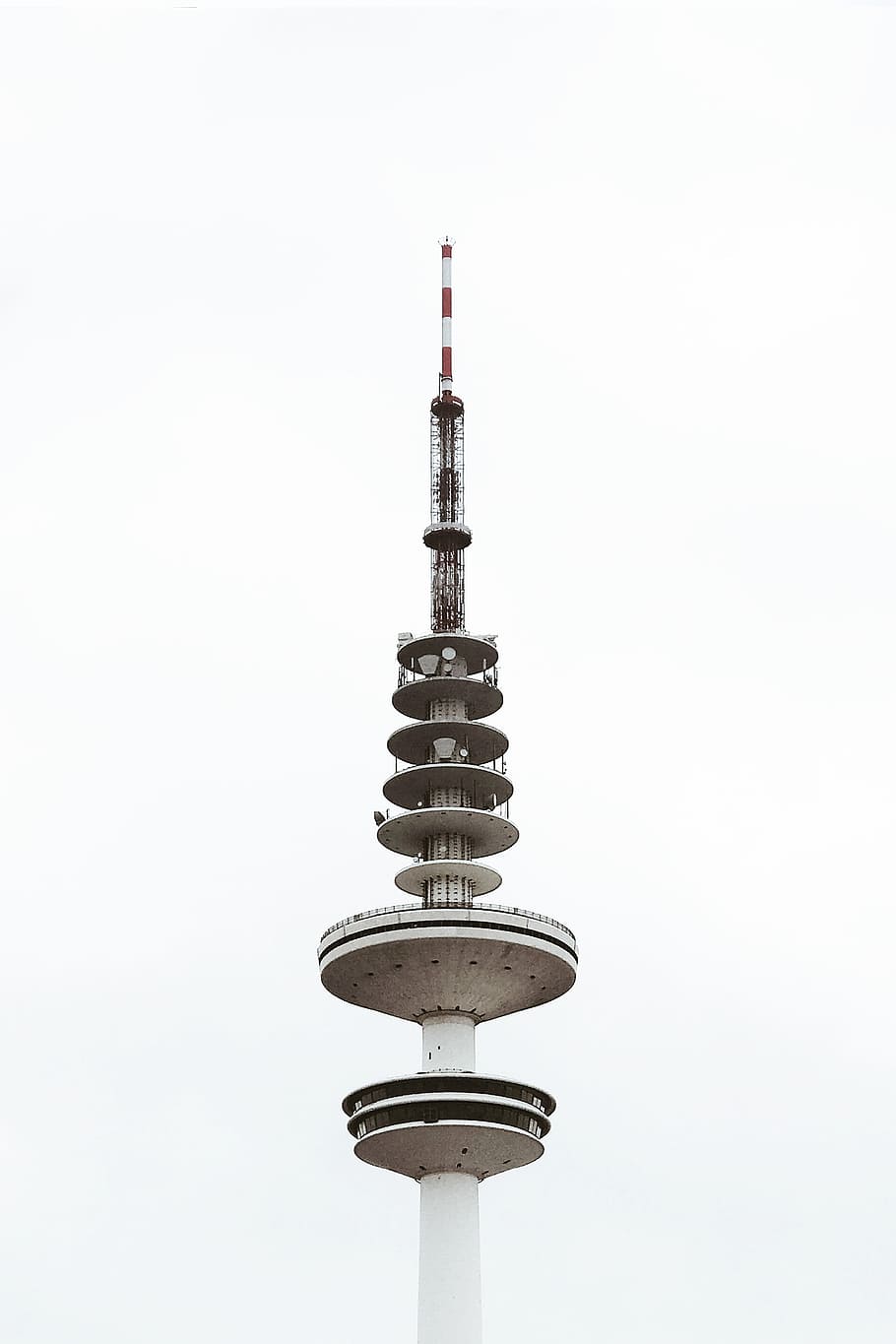 hvidt betontårn, fotografering, hvid, høj, stigning bygning, antenne, hamburg, tårn, struktur, kommunikationstårn, arkitektur, fjernsynstårn - berlin, berømte sted, Asien, himmel, ingen mennesker, hvid baggrund, sprøjte, dag, tæt på, udendørs, høj - høj, lav vinkel visning, bygget struktur, skyfri himmel, meddelelse, bygning udvendig, natur, kopiere plads, turisme, rejsemål, rejse, by, metal, bygning, Spir, skyskraber, kontorbygning udvendig, 5K