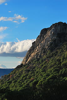 granito, montaña, pendiente, pino, paisaje, naturaleza, verde, cielo, belleza en la naturaleza, paisajes - naturaleza, escena tranquila, tranquilidad, nube - cielo, planta, escena no urbana, nadie, día, rock, cordillera, color verde, formacion de roca, árbol, roca - objeto, vista de ángulo bajo, idílico, al aire libre, formación, pico de la montaña, 4K, CC0, dominio público, libre de derechos