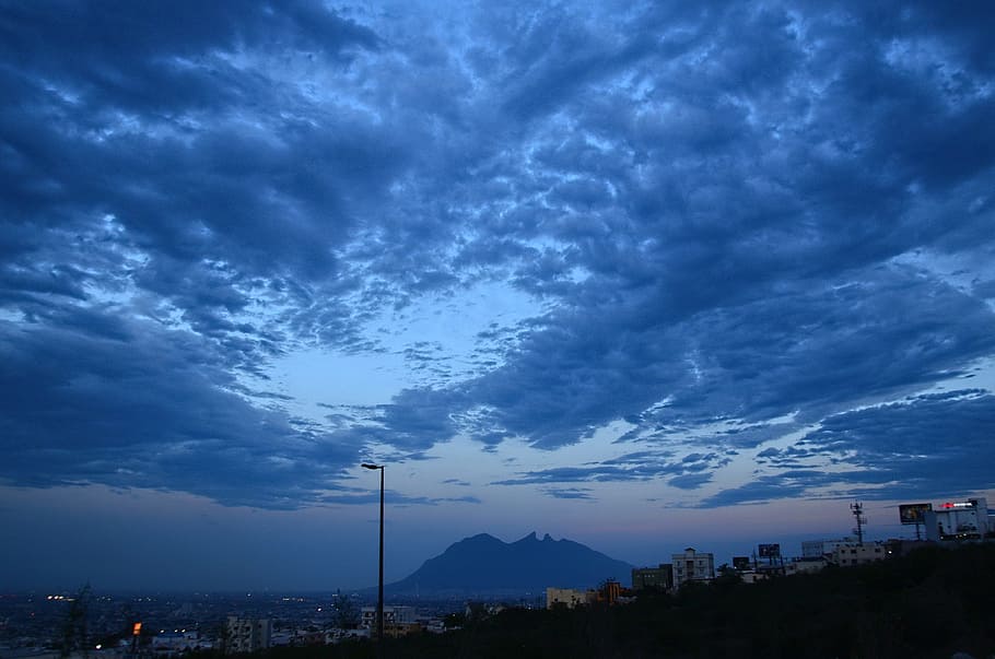monterrey, núvols, cel, blau, naturalesa, paisatge, posta de sol, mexicà, a l'aire lliure, estiu, vespre, núvol - cel, ciutat, arquitectura, exterior de l'edifici, escenics - natura, estructura construïda, bellesa a la natura, paisatge urbà, medi ambient, destinacions de viatge, cap gent, edifici, il·luminat, exterior d’edifici d’oficines, 1080P
