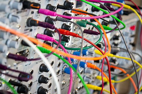 diy, elektrisch, Tafel, Craft Lake City, grau, elektronisch, Geräte, Kabel in verschiedenen Farben, verbinden, Komplexität, Komplex, Netzwerk, Verbindung, Kabel, Technologie, mehrfarbig, große gruppe von gegenständen, Elektrizität, Computerkabel, selektiver Fokus, Nahansicht, keine Leute, Internet, Computernetzwerk, Wahl, Kommunikation, Variation, drinnen, Stecker, verdrahtet, Ausrüstung, elektrische Ausrüstung, verheddert, Chaos, Netzwerkserver, Netzteil, Router, 5K, CC0, gemeinfrei, lizenzfrei