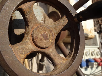 hjul, tur, gammel, rusten, metal, tæt på, ingen mennesker, fokus på forgrunden, udstyr, maskineri, maskindel, cirkel, dag, form, geometrisk form, jern - metal, udendørs, transportmidler, historie, design, smedejern, 2K, CC0, offentligt domæne, royaltyfrie