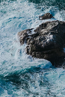 Antenne, fotografieren, Meereswelle, plantschen, Rock, Wasserwellen, Tapete, iPhone Hintergrundbilder, iPhone-Hintergründe, Bildschirmhintergrund sperren, Wasser, Meer, Ufergegend, Bewegung, Schönheit in der Natur, Natur, Tag, keine Leute, Rock - Objekt, solide, Szenen - Natur, Felsformation, Blau, draußen, Sport, High Angle View, Kraft in der Natur, türkisfarben, fließendes Wasser, erodiert, 5K, CC0, gemeinfrei, lizenzfrei