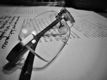 brilles, grāmatu lapa, lasītājs, rāmji, optiskā, modē, geek, objektīvs, palielināt, nerd, bifokāli, redze, vīzija, specs, stils, lasīt, dizains, optometrija, redzēt, stikls, nodilumu, instrumentu, oftalmoloģija, fokuss, optika, apmales, tuvplāns, telpās, nav cilvēku, papīrs, Klusā daba, tekstu, selektīvu fokusu, komunikāciju, rakstīšanas instruments, lappuse, lapas, notis, rietumu skripts, grāmata, divi objekti, publikāciju, rokraksts, koncentrēties uz jaunajām zināšanām, tabula, personiskais piederums, 4K, CC0, publiskais domēns, bez atlīdzības