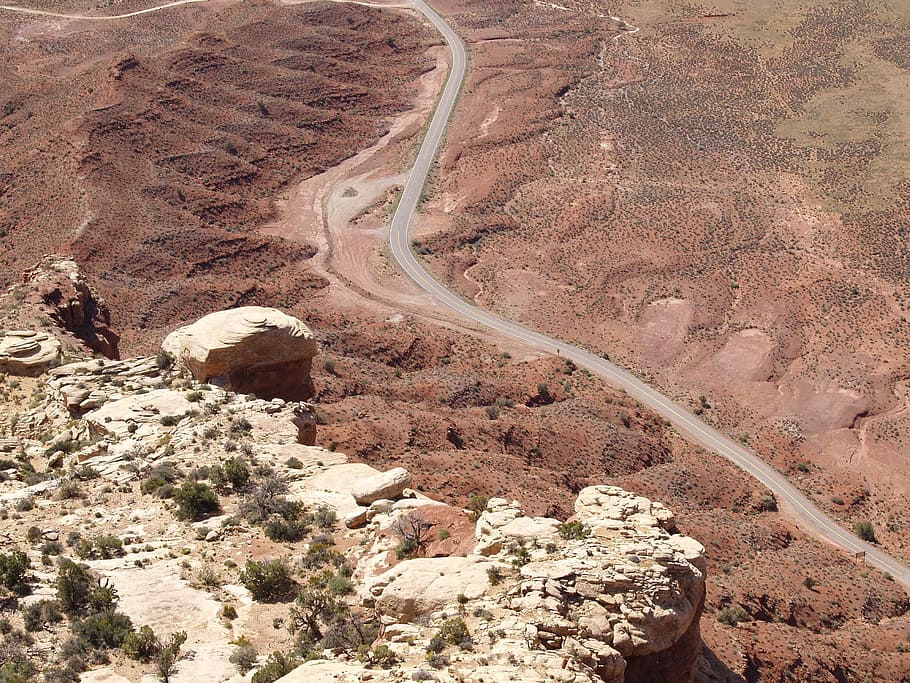 interminable, carretera, desert, gres, interminable, carretera, vermell, calenta, sec, roques, erosió, paisatge, naturalesa, sorra, a l'aire lliure, cap gent, escenics, rock - object, vista aèria, clima àrid, dia, medi ambient, vista d’angle alt, escenics - natura, escena no urbana, bellesa a la natura, tranquil·litat, terra, escena tranquil·la, transport, viatjar, rock, geografia física, sòlid, clima, 2K
