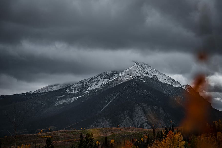 gris, blanc, muntatge, núvols, muntanya, ennuvolat, cel, neu, núvol, tempesta, negre, vermell, nevat, pics, vall, herba, silverthorne, groc, full, núvol - cel, medi ambient, bellesa a la natura, escenics - natura, paisatge, naturalesa, muntanya nevada, hivern, temperatura de fred, Serra, cap gent, terra, escena no urbana, a l'aire lliure, cim de muntanya, poder a la natura, ominós, 5K