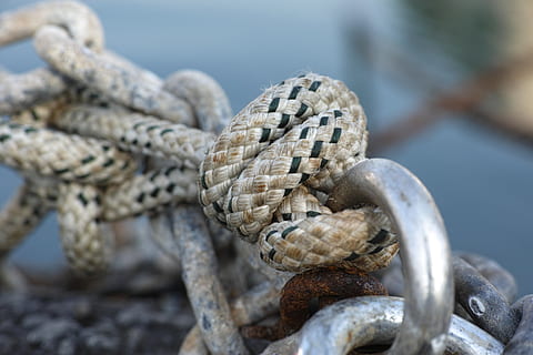 Seil, Knoten, solide, maritim, Anker, Boot, Makro, Detail, Hintergrund, Marine, niemand, alt, Perspektive, kopieren sie platz, lebendige Farbe, Hintergründe, Detailaufnahmen, Muster, Textur, Nahansicht, Farbbild, keine Leute, verbinden, entwirren, Foto, Fotografie, Meinungen, Stärke, Metall, Verbindung, Tag, selektiver Fokus, gebunden, Kette, Fokus auf den Vordergrund, gebundener Knoten, Natur, draußen, Haltbarkeit, rostig, Sicherheit, Wasser, texturiert, verheddert, 4K, CC0, gemeinfrei, lizenzfrei