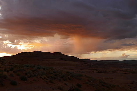 muntanya, fotografia al vespre, gris, ennuvolat, cel, núvol, posta de sol, rock, arizona, monsó, pluja, desert, escenics - natura, núvol - cel, bellesa a la natura, escena tranquil·la, terra, medi ambient, tranquil·litat, cap gent, escena no urbana, naturalesa, paisatge, remot, idíl·lic, geologia, color taronja, volcà, cel dramàtic, poder a la natura, 5K, CC0, domini públic, lliure de regalies