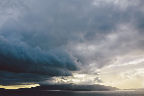 întuneric, nori, cer, Munte, mare, ocean, apă, nor - cer, furtună, frumusețe în natură, nor de furtuna, scenice - natura, nici o persoana, natură, Cloudscape, dramatic cer, acoperit de nori, mediu inconjurator, apus de soare, liniște, de rău augur, în aer liber, de mai sus, putere în natură, meteorologie, climat, 5K, CC0, domeniu public, fără drepturi de autor