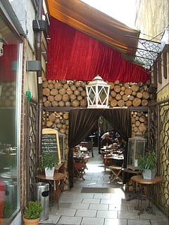 kafe halaman belakang, memasukkan, tirai, merah, kayu, meja makan, kursi, keahlian memasak, romantis, restoran, Arsitektur, struktur yang dibangun, bangunan, eksterior bangunan, tidak ada orang, rumah, ketiadaan, lantai, bisnis, hari, atap, meja, bahan kayu, alam, makanan dan minuman, 1080P, CC0, domain publik, bebas royalti