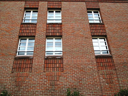 arquitectura, façana, maó, finestra, hotel, stein am rhein, schaffhausen, suïssa, estructura construïda, exterior de l'edifici, paret de maó, paret, vista d’angle baix, cap gent, edifici, dia, patró, vermell, a l'aire lliure, marc complet, fons, marró, repetició, ciutat, vell, 4K, CC0, domini públic, lliure de regalies
