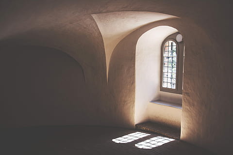 Marrone, calcestruzzo, costruzione, interno, foto, vuoto, camera, finestra, luce, luce del sole, architettura, minimo, curva, davanzale, copenhagen, ombra, stile, arte, Danimarca, vecchio, dentro, osservatorio, in casa, arco, nessuno, giorno, struttura costruita, caratteristica della parete, assenza, storia, il passato, computer, natura, stanza domestica, 5K, CC0, dominio pubblico, privo di copyright