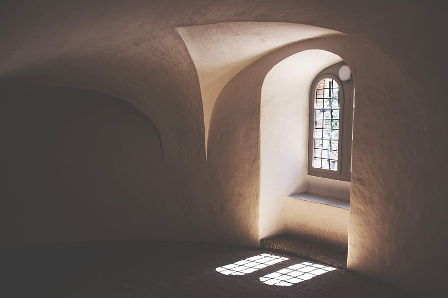 Marrone, calcestruzzo, costruzione, interno, foto, vuoto, camera, finestra, luce, luce del sole, architettura, minimo, curva, davanzale, copenhagen, ombra, stile, arte, Danimarca, vecchio, dentro, osservatorio, in casa, arco, nessuno, giorno, struttura costruita, caratteristica della parete, assenza, storia, il passato, computer, natura, stanza domestica, 5K