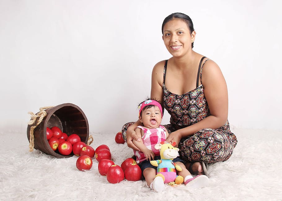 mamma, bebe, Mela, bambino, sorridente, felicità, persone, famiglia, allegro, madre, donne, femmine, carina, ragazze, guardando la fotocamera, infanzia, ritratto, emozione, gruppo di persone, solidarieta, cibo e bevande, figlia, adulto, in casa, seduta, cibo, innocenza, 4K