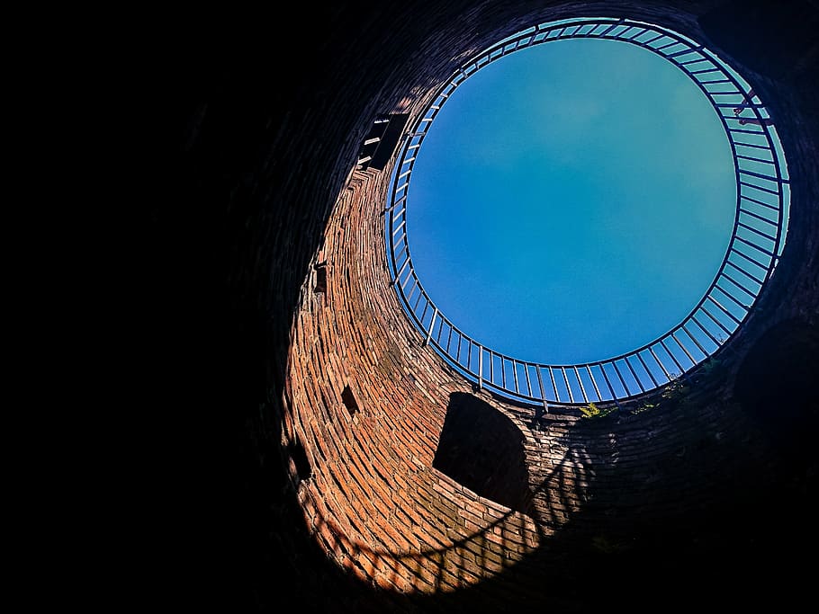 torre, superior, cel, maó, ombra, cercle, monument, vell, arquitectura, barrera de xoc, alt, bé, vista inferior, estructura construïda, exterior de l'edifici, cap gent, naturalesa, vista d’angle baix, forma geomètrica, ciutat, llum solar, a l'aire lliure, forma, blau, esport, edifici, cel clar, directament a sota, 2K