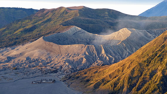 Indonesia, Giava, vulcano, bromo, cratere, paesaggio, montagna, ambiente, scenics - natura, bellezza nella natura, natura, nessuno, catena montuosa, terra, all'aperto, giorno, scena tranquilla, la neve, scena non urbana, destinazioni di viaggio, cielo, la tranquillità, valle, inverno, picco di montagna, clima arido, montagna innevata, 4K, CC0, dominio pubblico, privo di copyright