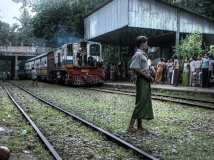 plošina, vlak, koleje, stanice, vlakové nádraží, barma, lidé, 2003, železniční dopravy, železniční trať, dráha, jedna osoba, plná délka, skutečných lidí, přeprava, rostlina, způsob dopravy, veřejná doprava, architektura, den, stojící, vlak - vozidlo, životního stylu, Příroda, stavba, mladého dospělého, 1080P, CC0, veřejná doména, bez autorských práv